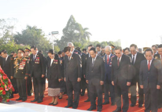 ການນຳຂັ້ນສູງຂອງພັກ ວາງພວງມະລາ ແລະກະຕ່າດອກໄມ້ ຂໍ່ານັບຮັບຕ້ອນກອງປະຊຸມໃຫຍ່ ຄັ້ງທີ XII