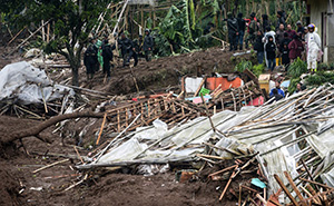 ເກີດເຫດດິນເຈື່ອນຢູ່ ອິນໂດເນເຊຍ ເສຍຊີວິດຢ່າງໜ້ອຍ 10 ຄົນ-ສູນຫາຍ 80 ກວ່າຄົນ