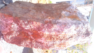 ບໍລິສັດວັງຕັດ ມາຍນິງກຣຸບ ມອບຫີນແຮ່ຄຳ 5 ກ້ອນ ໃຫ້ແຂວງອັດຕະປື