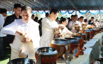 ພຸດທະສາສະນິກະຊົນ ຮ່ວມໃສ່ບາດໃນບຸນນະມັດສະການພະທາດສີໂຄດຕະບອງ