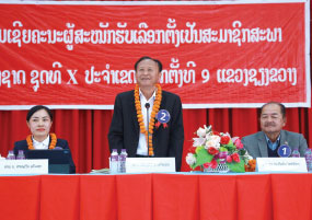 ຜູ້ສະໝັກເລືອຕັ້ງເປັນ ສສຊ ເຂດເລືອກຕັ້ງທີ 9 ໂຄສະນາຫາສຽງຢູ່ 2 ກຳລັງປະກອບອາວຸດ