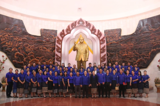 Youth Executive Committee Lays Wreath at the Statue of President Kaysone Phomvihane