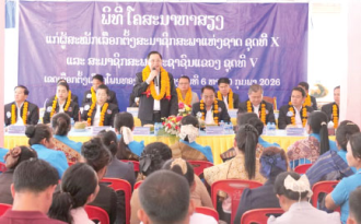 ນາຍົກລັດຖະມົນຕີ ສືບຕໍ່ນຳພາຄະນະຜູ້ຮັບສະໝັກເລືອກຕັ້ງພົບປະ ປະຊາຊົນເມືອງໂພນທອງ