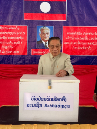 ອະດີດການນໍາ ພ້ອມດ້ວຍປະຊາຊົນບ້ານທາດຫລວງໃຕ້ ໄປໃຊ້ສິດປ່ອນບັດເລືອກຕັ້ງ ຢູ່ວັດທາດຫລວງໃຕ້