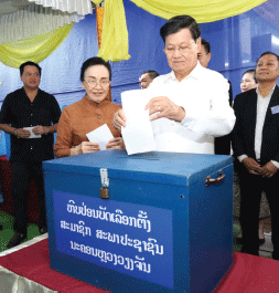 ການນຳຂັນສູງ ພັກ-ລັດ, ອະດີດການນຳຂັ້ນສູງ ແລະ ປະຊາຊົນລາວບັນດາເຜົ່າ ໃຊ້ສິດເລືອກຕັ້ງເອົາ ສສຊ  ຊຸດທີ X ແລະ ສສຂ ຊຸດທີ V ຢ່າງເປັນຂະບວນຟົດຟື້ນ