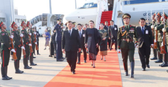 ພະບາດສົມເດັດພະວະຊິຣະເກົ້າເຈົ້າຢູ່ຫົວ ແລະ ສົມເດັດພະນາງເຈົ້າພຣະບໍຣົມລາຊິນີ ແຫ່ງລາຊະອານາຈັກໄທ ເດີນທາງເຖິງ ນວ