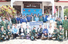 ຄະນະສູນກາງສະຫະພັນແມ່ຍິງລາວ ຢ້ຽມຢາມ ແລະ ມອບເຄື່ອງໃຫ້ທະຫານຊາຍແດນ ທີ່່ແຂວງຈຳປາສັກ