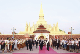 ພະບາດສົມເດັດ ພຣະວະຊິຣະດກົ້າເຈົ້າຢູ່ຫົວ ແລະ ສົມເດັດພະນາງເຈົ້າ ພຣະບໍລົມລາຊິນີ ແຫ່ງລາຊະອານາຈັກໄທ ຢ້ຽມຊົມພິພິທະພັນພະທາດຫລວງວຽງຈັນ