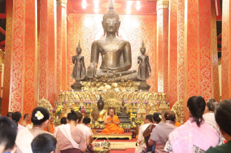 Residents of Vientiane Join Almsgiving to Mark Lao New Year