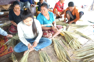 ສຳເລັດການຝຶກອົບຮົມການຖັກຟອຍແຂມ ສ້າງລາຍຮັບໃຫ້ປະຊາຊົນບ້ານຕັງອາໄລເໜືອ