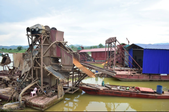 Xanakham District Destroys Equipment Used in Illegal Gold Dredging on Mekong River