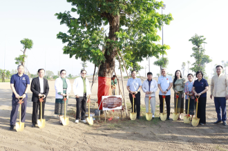 Prime Minister Joins Tree-Planting Event at Bueng That Luang SEZ
