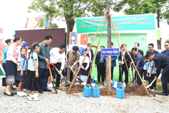 President Thongloun Plants Trees in Pakse City