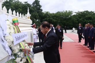 Myanmar President Pays Tribute at Unknown Soldier Monument in Vientiane