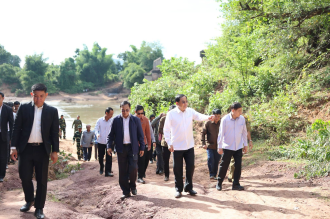 Prime Minister Urges Development, Security During Visit to Toumlane Subdistrict