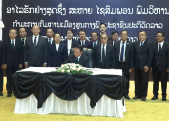 ຫລາຍພາກສ່ວນສືບຕໍ່ເຂົ້າວາງພວງມາລາໄວ້ອາໄລຕໍ່ການຈາກໄປຂອງສະຫາຍ ໄຊສົມພອນ ພົມວິຫານ