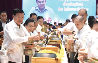 ການນຳພັກ-ລັດ ຮ່ວມໃສ່ບາດຖວາຍສັງຂະທານ ອຸທິດເຖິງສະຫາຍ ໄຊສົມພອນ ພົມວິຫານ