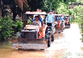 ຄະນະນຳແຂວງສະຫວັນນະເຂດ ຕິດຕາມສະພາບນ້ຳຖ້ວມ ຢຸ່ເມືອງໄຊບຸລີ