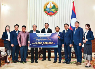 ຫລາຍພາກສ່ວນສືບຕໍ່ມອບເງິນຊ່ວຍເຫລືອ ແກ້ໄຂຜົນກະທົບຈາກໄພພິບັດທາງທຳມະຊາດ