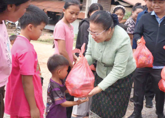 ຮັກສາການແທນປະທານສະພາແຫ່ງຊາດ ຢ້ຽມຢາມ ແລະ ມອບເຄື່ອງຊ່ວຍເຫລືອໃຫ້ຜູ້ປະສົບໄພນໍ້າຖ້ວມ ຢູ່ 2 ເມືອງຂອງແຂວງຄຳມ່ວນ