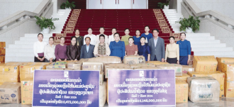 ຄອບຄົວການນຳຂັ້ນສູນກາງ ມອບເຄື່ອງຊ່ວຍເຫລືອຜູ້ປະສົບໄພນໍ້າຖ້ວມ ຢູ່ແຂວງຫລວງນໍ້າທາ ແລະ ອຸດົມໄຊ