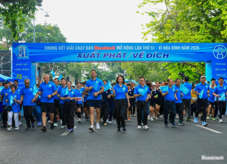 Lao Embassy Joins 51st Hanoi Peace Run