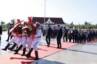 Lao and Vietnamese PMs lay wreaths at Lao-Vietnam Friendship Park