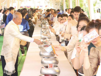 ຄະນະພະສົງກອງປະຊຸມໂຕະມົນພຸດທະສາສະໜາໜານໄຫ່ ຮ່ວມໃສ່ຍາດໃນມື້ອອກພັນສາປະວໍຣະນາ