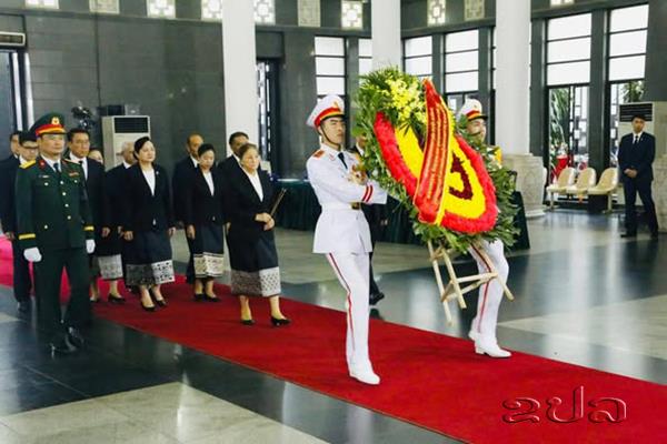 Đồng chí Pa-ny Ya-thò-tụ, Phó Chủ tịch nước Lào dẫn đầu đoàn đại biểu cấp cao nước CHDCND Lào vào đặt vòng hoa viếng Cố Chủ tịch nước Trần Đức Lương